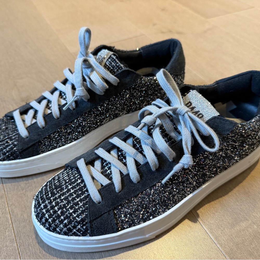 P448Women’s sneakers sz 40